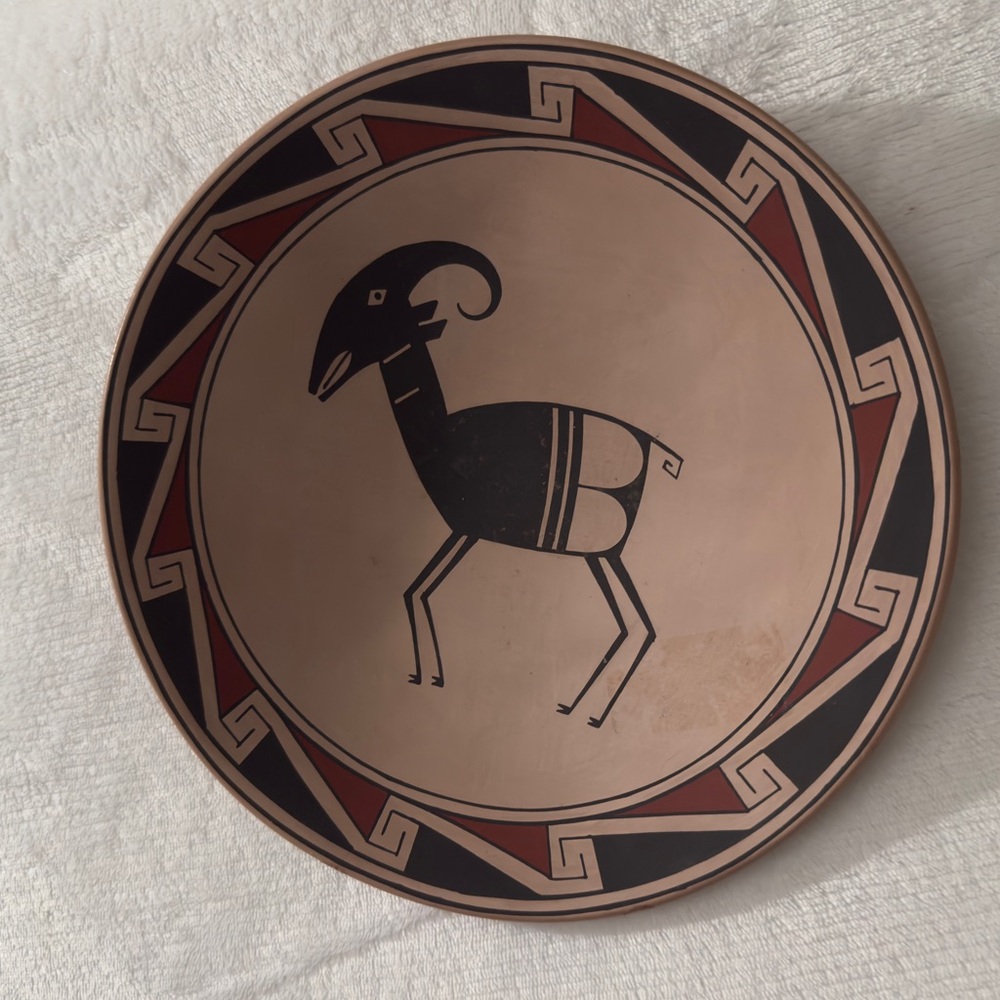 Acoma Pueblo, Mata Ortiz Mimbres Pottery Big Horn Ram stylized Sabino Villalba H